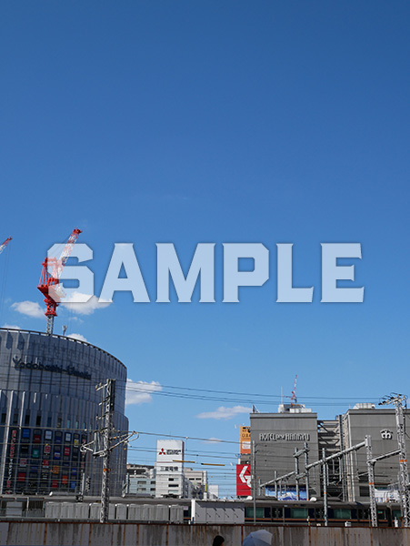 青空とJR大阪駅北側のビル群