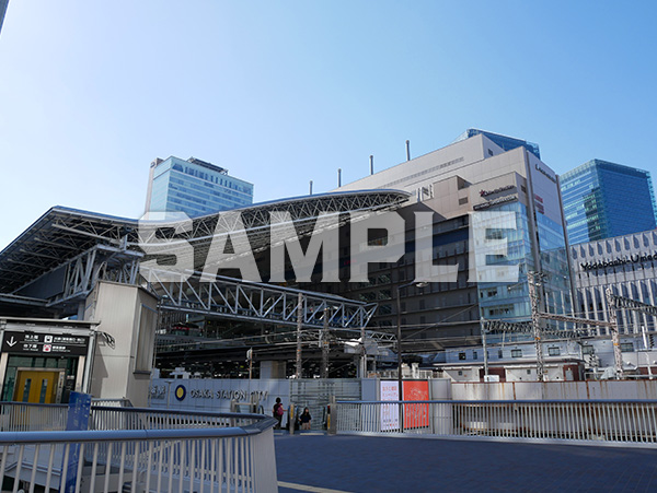 青空とJR大阪駅 2